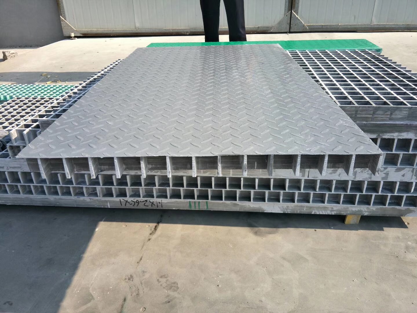 玻璃鋼格柵蓋板：性能優(yōu)勢(shì)與應(yīng)用領(lǐng)域